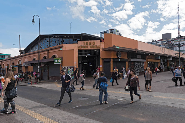 Calle frente al mercado central en el centro de San José, Costa Rica
 - Foto, imagen