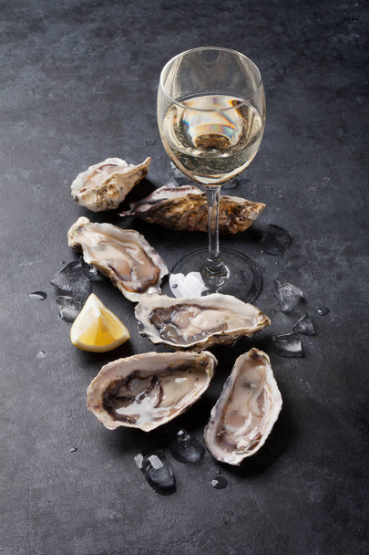 Oysters with lemon and white wine - Фото, зображення