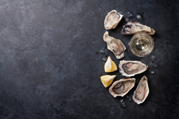 Oysters with lemon and white wine - Foto, afbeelding