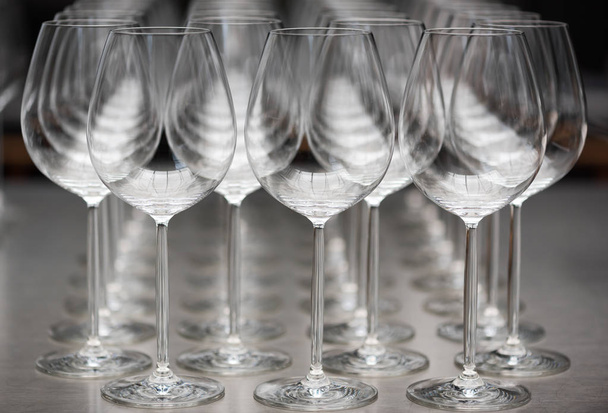 row of empty wine glasses - Foto, Imagem