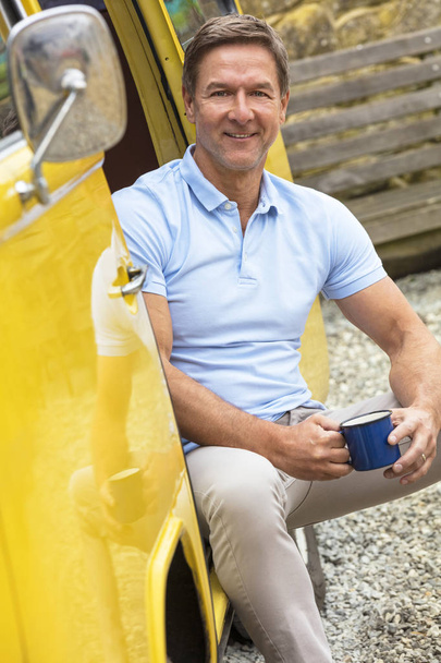Bello uomo di mezza età che beve tè o caffè in camper Van Bus
 - Foto, immagini