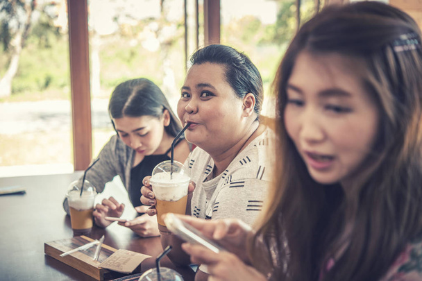 drie Azië vrouw in coffeeshop in vakantie - Foto, afbeelding