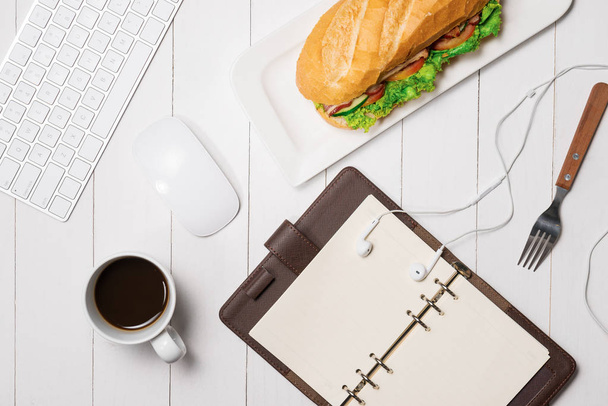 сэндвич с кофе, телефоном и блокнотом
 - Фото, изображение