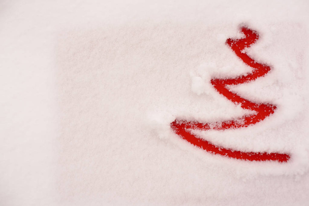 El árbol rojo en la nieve
 - Foto, imagen
