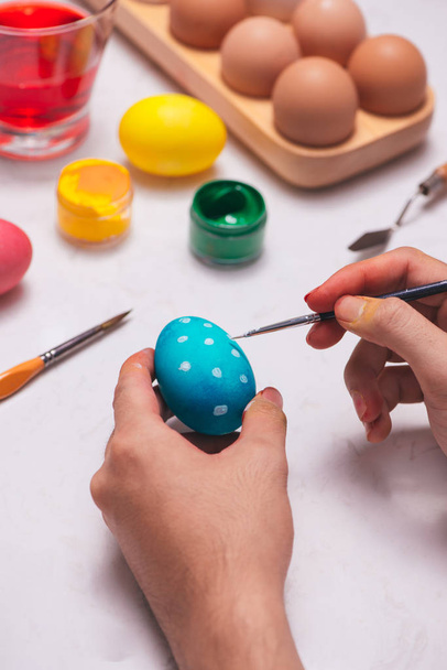 manos pintando huevos
 - Foto, Imagen