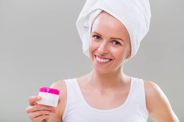 Woman showing beauty product  - Zdjęcie, obraz
