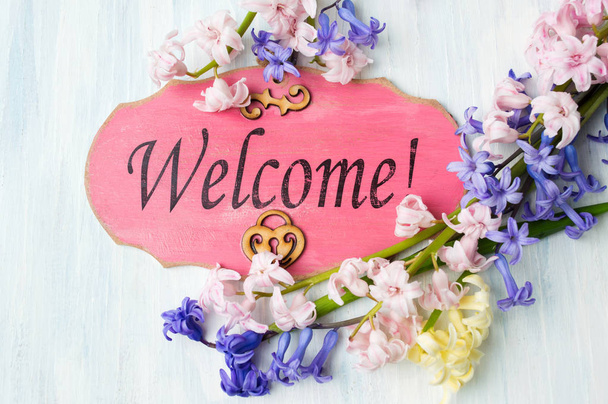 Ласкаво просимо до нотатки та барвисті квіти гіацинта
 - Фото, зображення