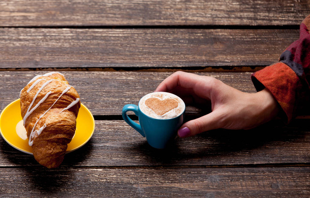 женская рука касаясь чашки кофе
 - Фото, изображение