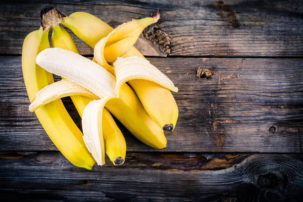 Joukko raaka orgaaninen banaani puinen tausta
 - Valokuva, kuva