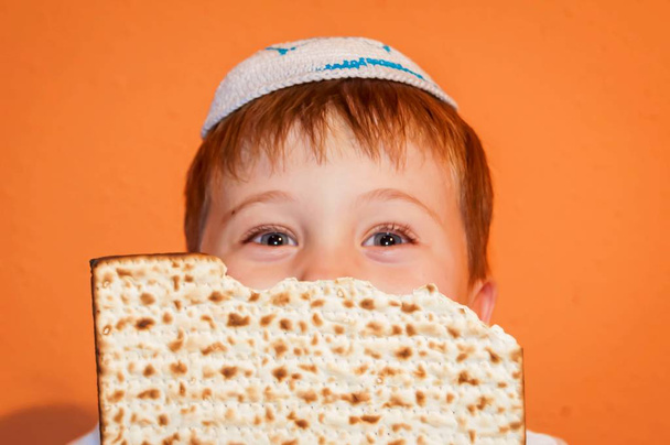 hübsches kleines Kind mit Matzah. - Foto, Bild