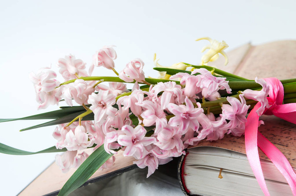 Flores de jacinto en libro vintage abierto
 - Foto, imagen