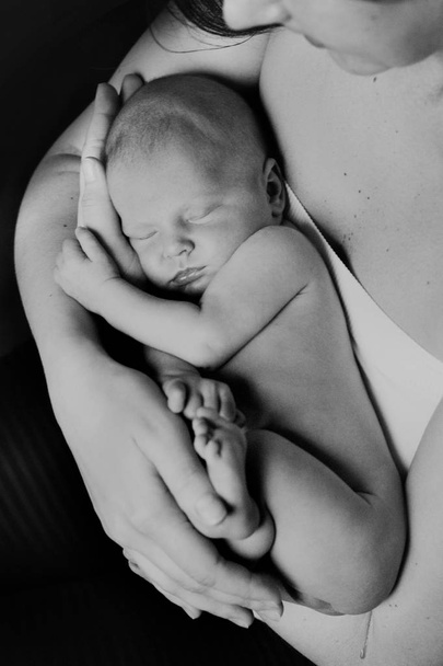 Mère tenant son petit nouveau-né
 - Photo, image
