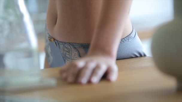 Vrouwelijke model poseren in ondergoed - Video