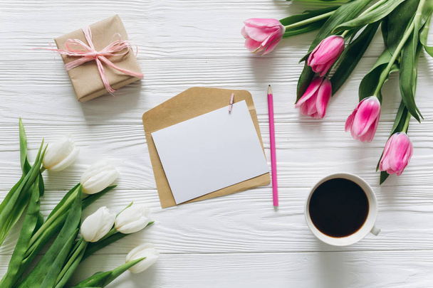 tulipány s obálkou a dárek  - Fotografie, Obrázek