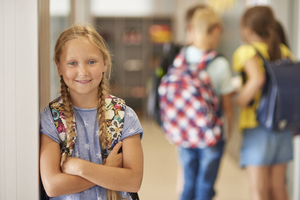 girl standing at school corridor - Φωτογραφία, εικόνα