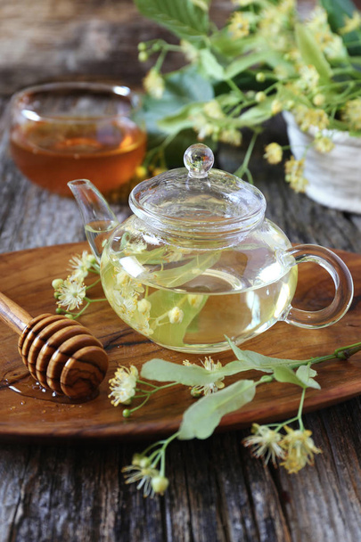 Linden thee en honing - Foto, afbeelding