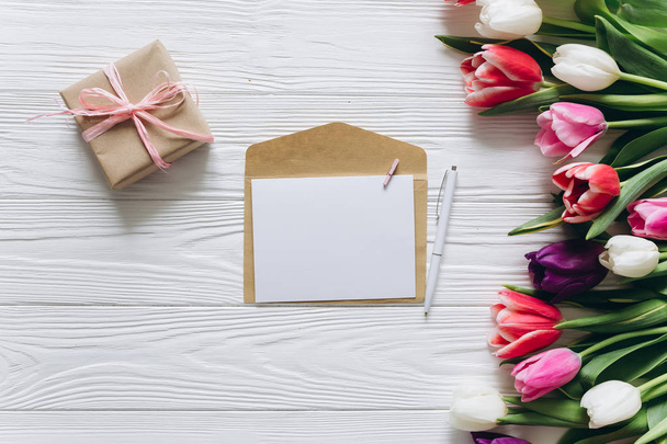 tulips with envelope and gift - Valokuva, kuva