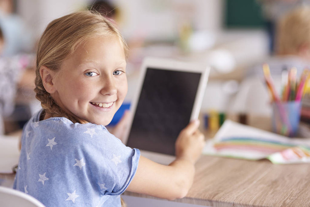 Girl using digital tablet - Foto, imagen