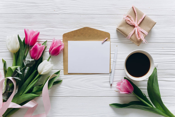 tulips with envelope and coffee - Foto, imagen