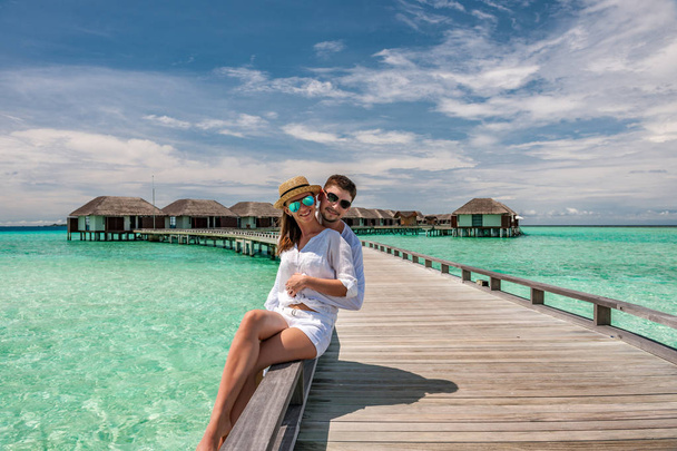 Para w kolorze białym na molo plaża Maldives - Zdjęcie, obraz