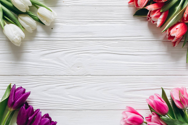 tulipany na drewnianym stole  - Zdjęcie, obraz