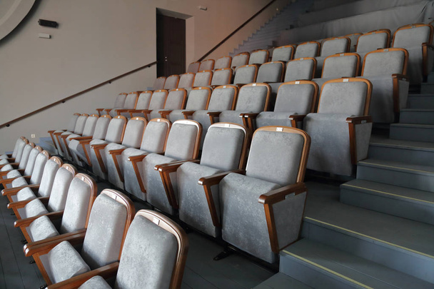 Пустой зал в кинотеатре
 - Фото, изображение