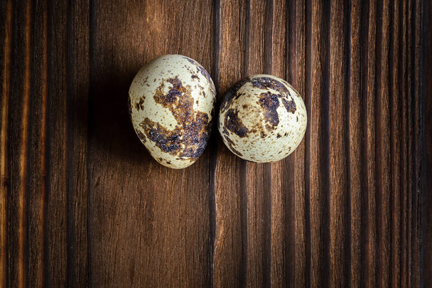 ovos de codorna em um fundo de madeira - Foto, Imagem