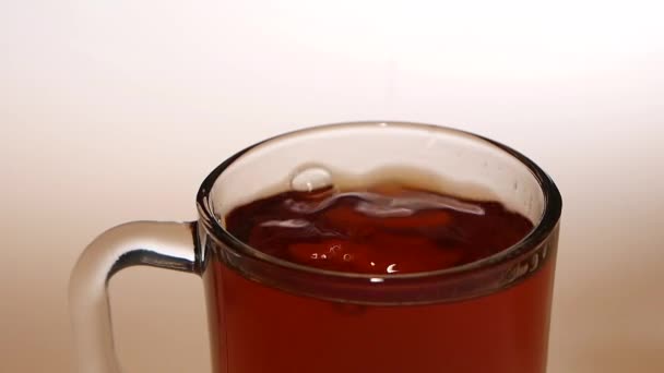 Sugar falls to the bottom of cup tea. Top view - Πλάνα, βίντεο