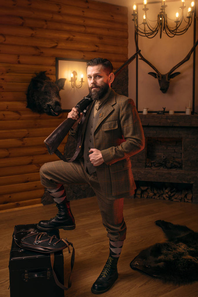 Hunter man in vintage kleding - Foto, afbeelding