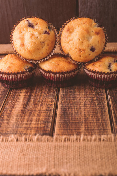 Muffins sobre fondo de madera. Pastel.
 - Foto, Imagen