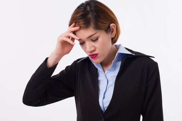 ziek, ziek, vermoeid, stressvolle zakenvrouw lijdt aan hoofdpijn - Foto, afbeelding