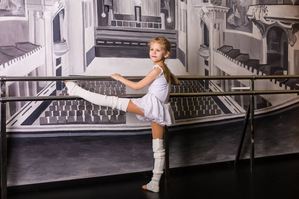Kleine Ballerina im Tanzstudio - Foto, Bild