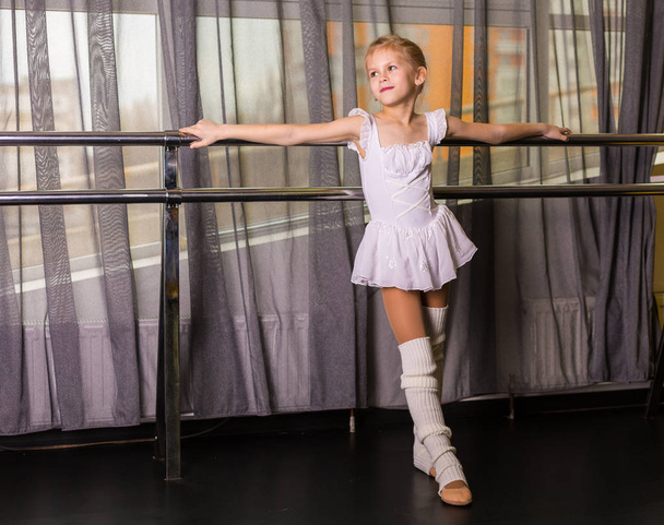 Маленька балерина в танцювальній студії
 - Фото, зображення
