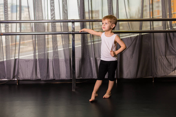 Kleine jongen danser in een dansstudio - Foto, afbeelding