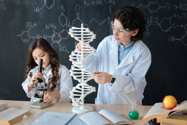  children studying bioengineering  - Zdjęcie, obraz