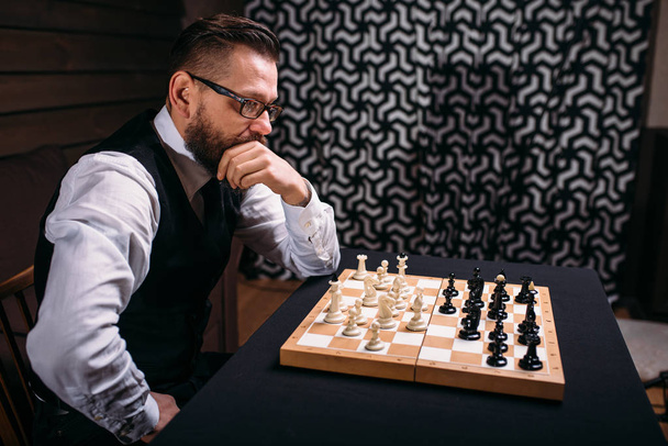 töprengő sakkozó  - Fotó, kép