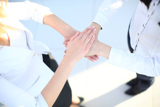 Grupo aperto de mão com um monte de mãos diferentes
 - Foto, Imagem