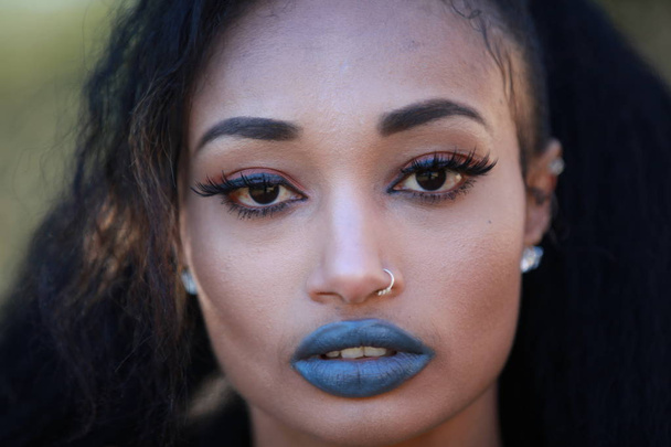 Portret van het dragen van vrouwelijke blauwe lippenstift - Foto, afbeelding
