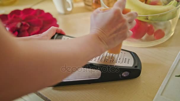 Vrouw wrijft kaas - Video