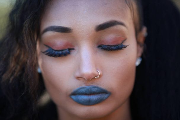 Brunette vrouwelijke dragen blauwe lippenstift - Foto, afbeelding