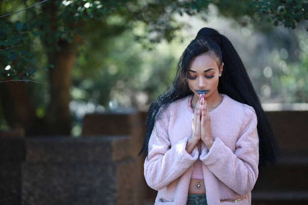 Vogue дівчина з молитовними руками
 - Фото, зображення