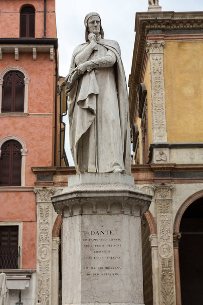 Posąg Dantego Alighieriego na placu Piazza dei Signori w Weronie. - Zdjęcie, obraz