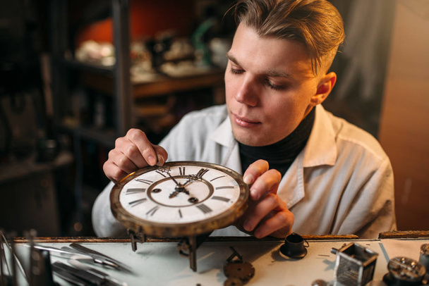 relojoeiro com relógio velho
 - Foto, Imagem