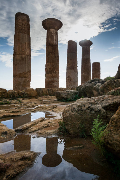 Agrigento, Italy - October 15, 2009: ancient Greek landmark in the Valley of the Temples outside Agrigento - Foto, Imagem
