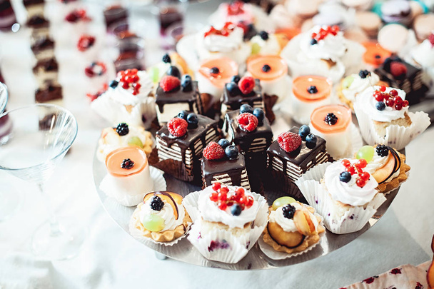 Pasteles de chocolate en el candybar de boda
 - Foto, Imagen
