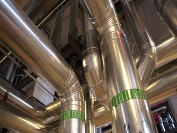 Equipos, cables y tuberías que se encuentran en el interior de una moderna central eléctrica industrial - Metraje, vídeo