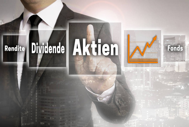 Aktien (in azioni tedesche, dividendo, fondo, rendimento) Uomo d'affari arguzia
 - Foto, immagini