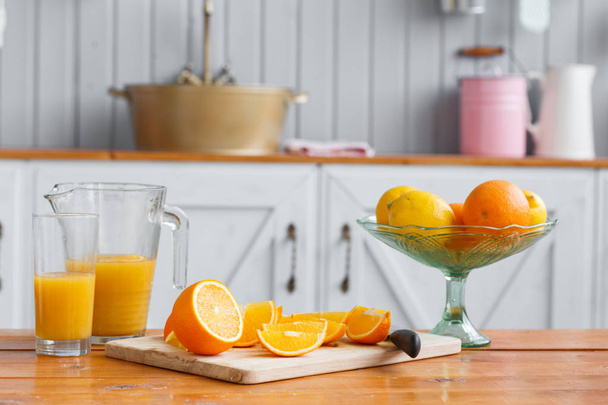 laranjas fatiadas em uma placa de corte de madeira. Café da manhã saudável e saboroso
 - Foto, Imagem
