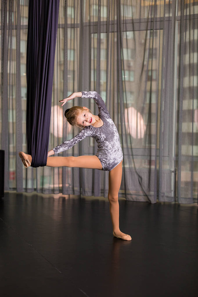 Маленька танцівниця в аеродинамічному гамаку йоги
 - Фото, зображення