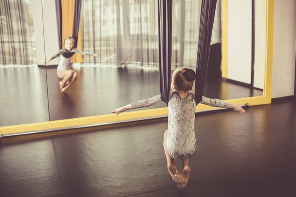kleine Tänzerin in einer Luft-Yoga-Hängematte - Foto, Bild